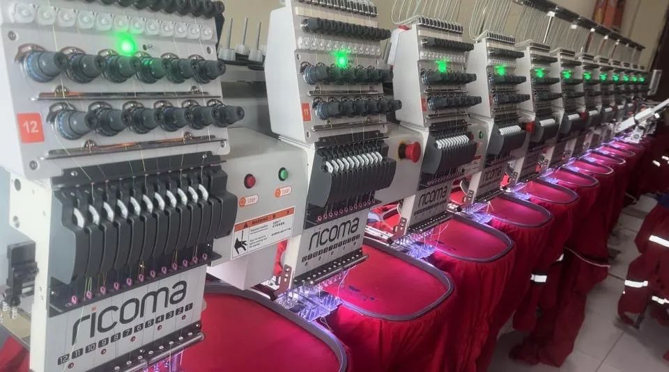 Máquina de bordar industrial  - Foto 4
