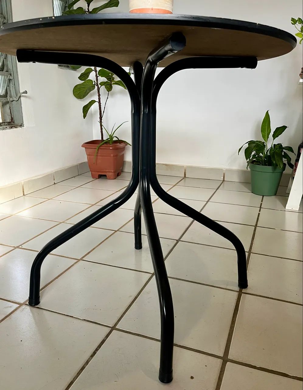 Mesa Redonda Preta - Base em Ferro - 80cm - Foto 2