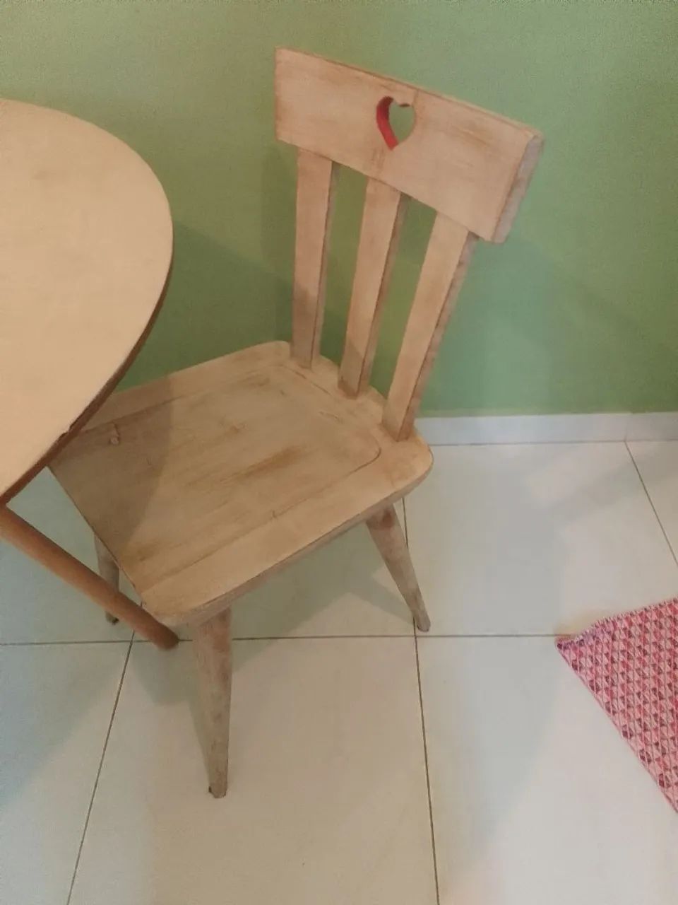 Mesa de jantar  com 2 cadeiras seminova - Foto 2