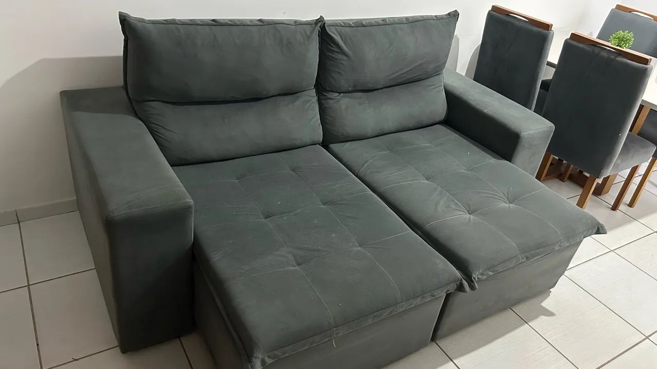 sofá retrátil e reclinável, cinza-chumbo, com braços largos e assentos bem acolchoados - Foto 4