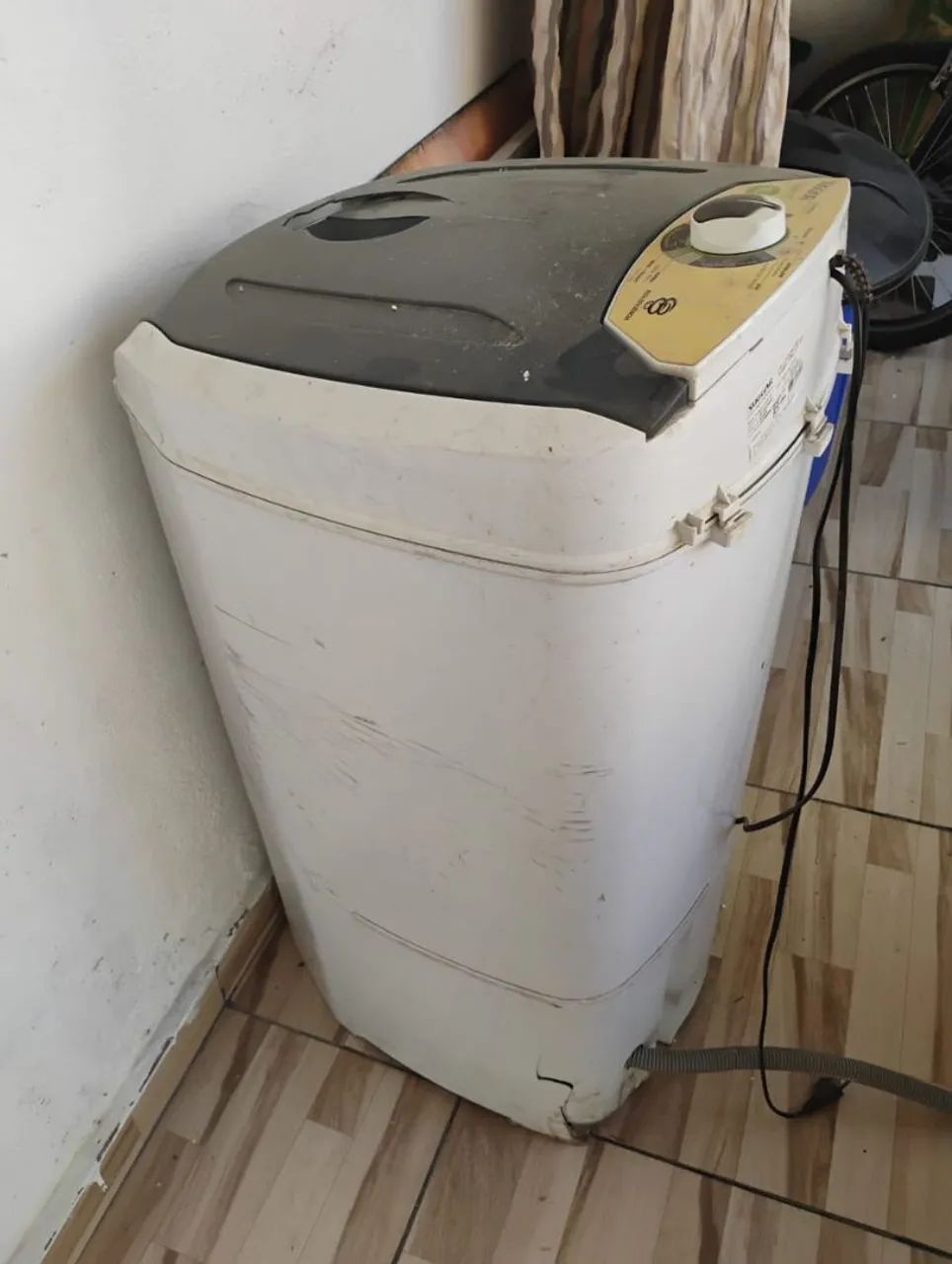 Tanquinho com funcionamento excelente porém a tampa e o pé está quebrado.  - Foto 4