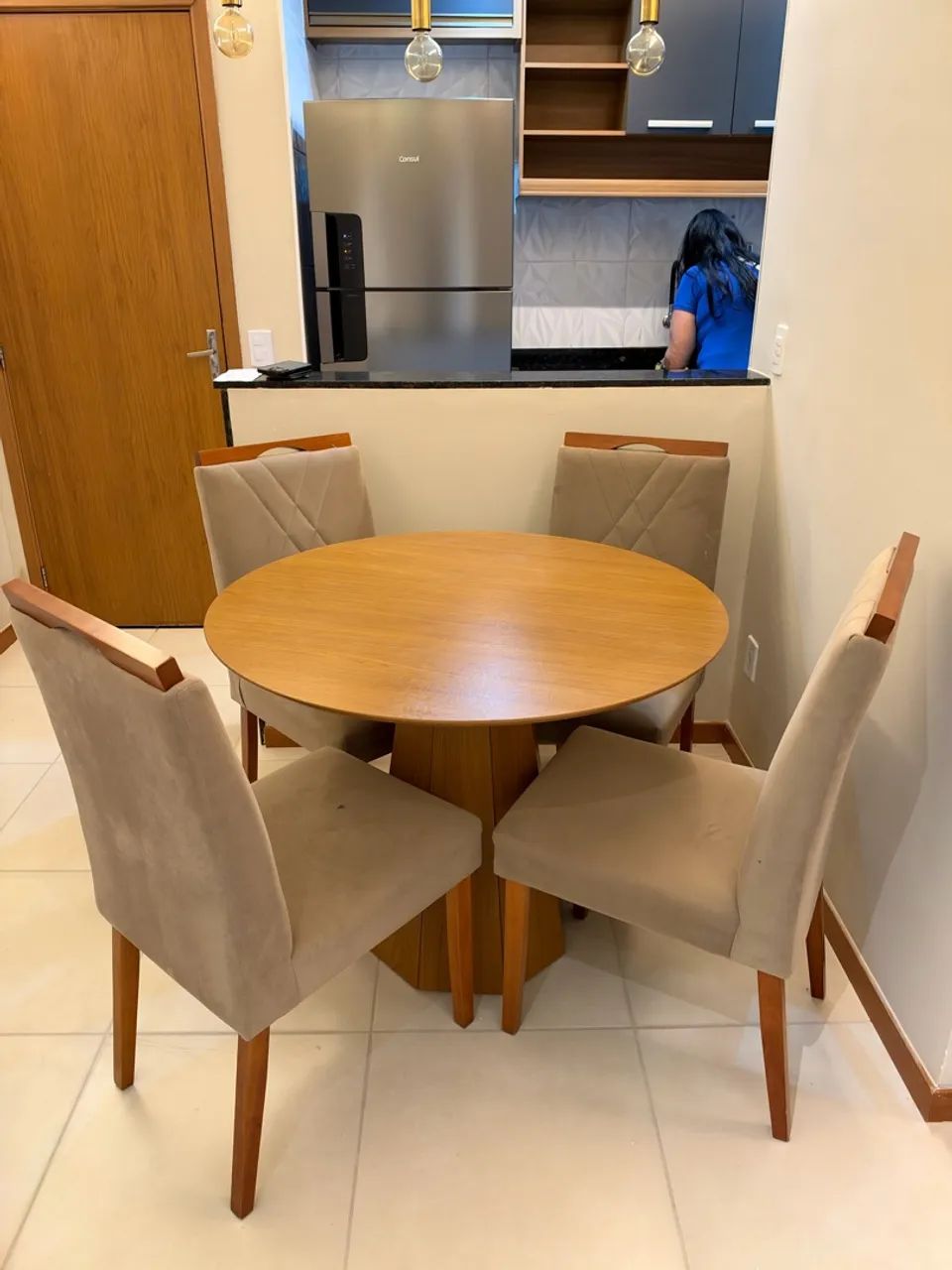 Conjunto de Mesa e Cadeiras 