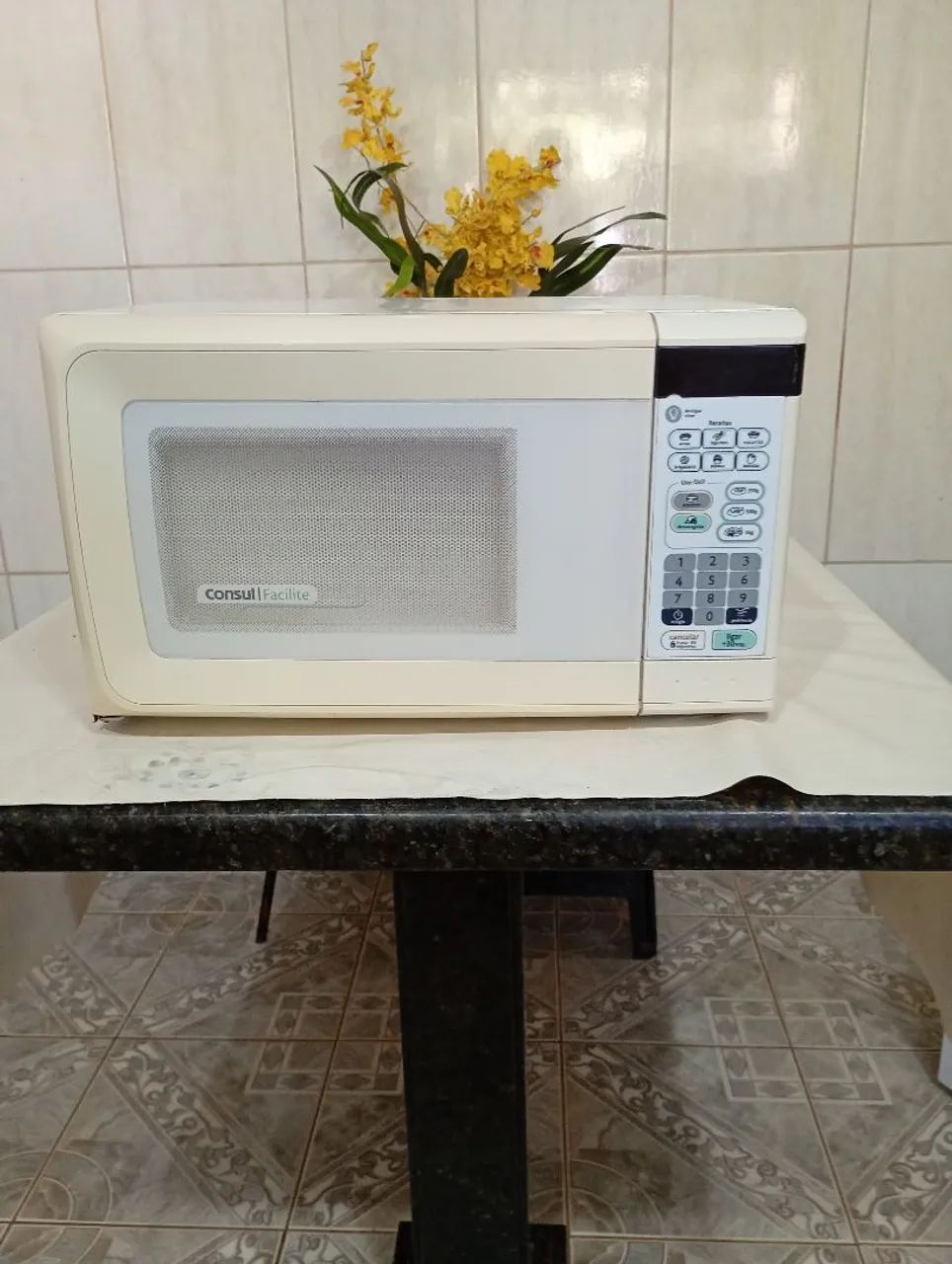 Microondas Cônsul 26 LTS conservado.