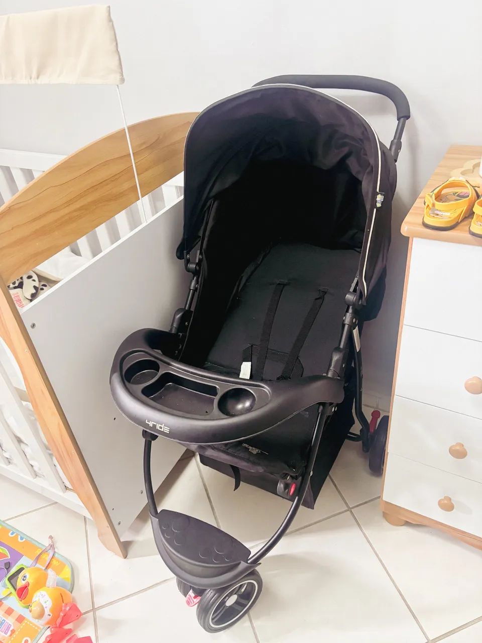 Carrinho de bebê e cadeira de alimentação 