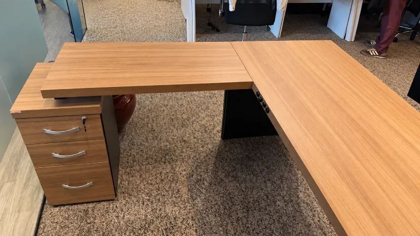 Mesa em L com gaveteiro 