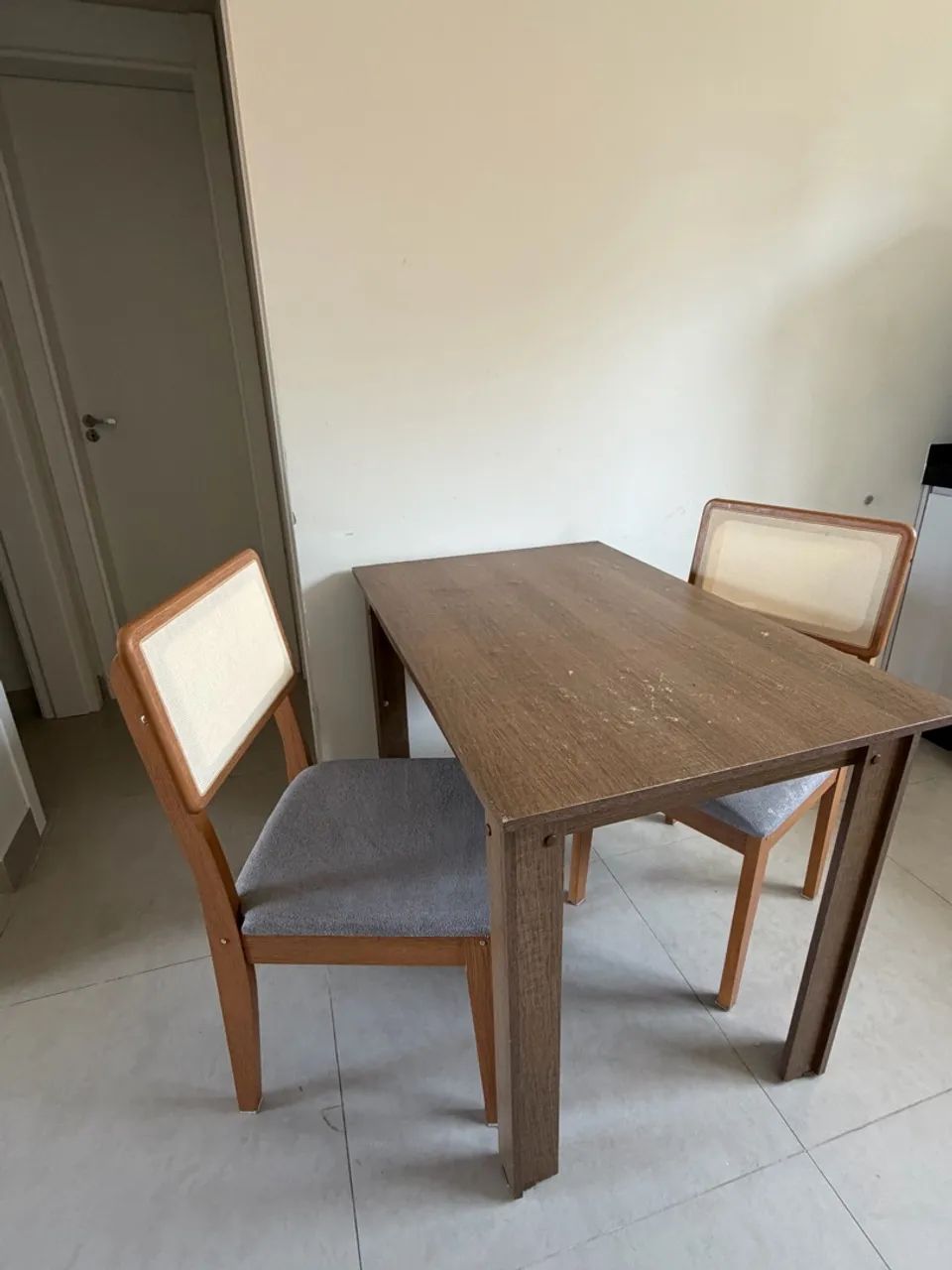 Mesa + 2 cadeiras