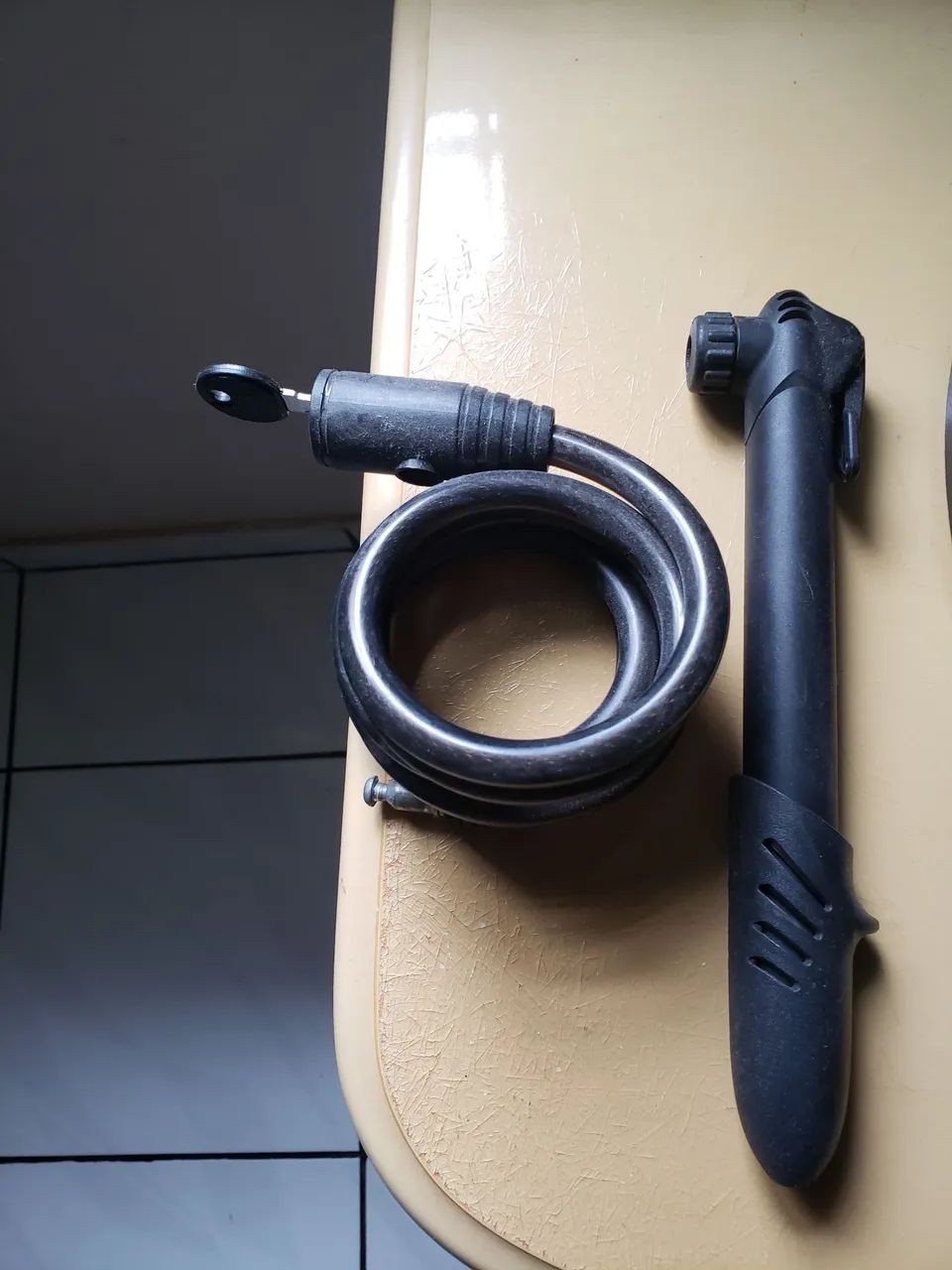 Vende cadiado e bomba