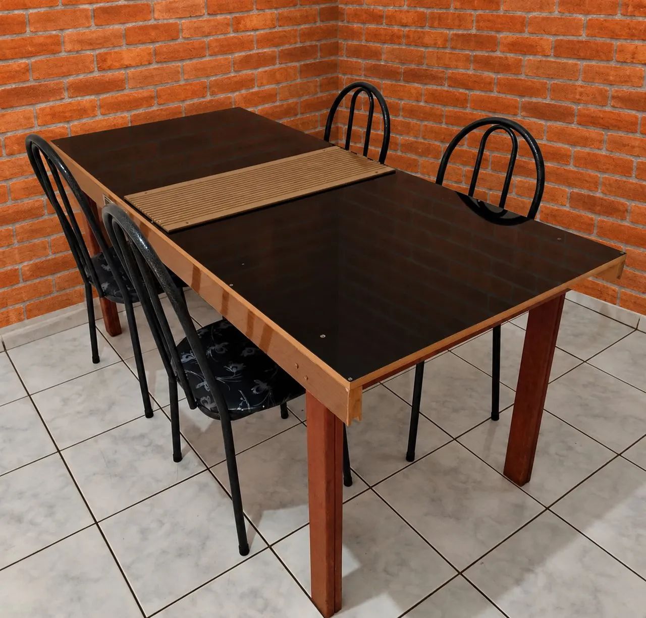 Mesa Semi Nova com 4 Cadeiras: Retirar no Aero Rancho! 