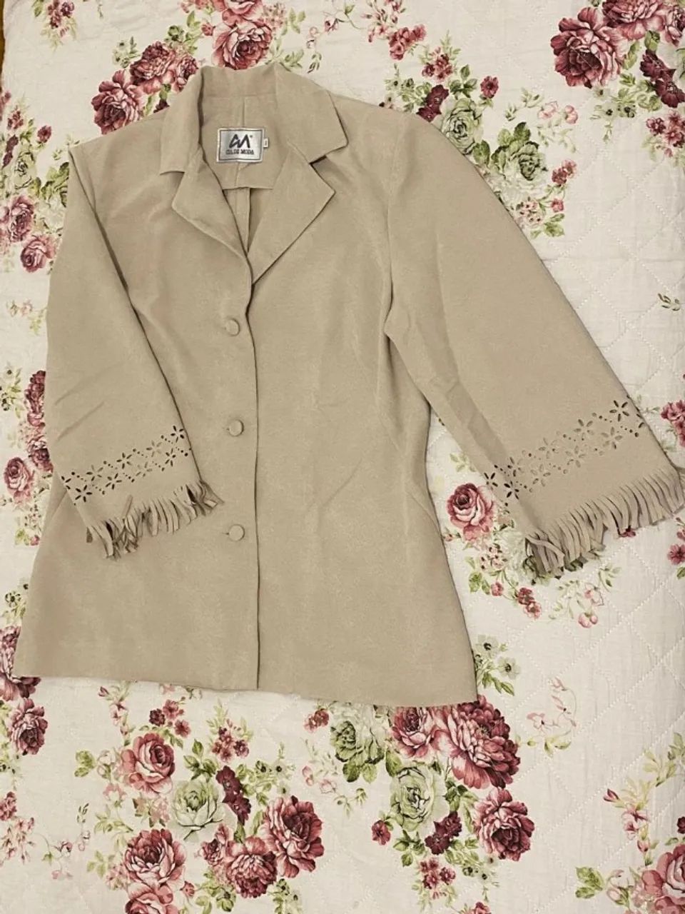 Conjunto feminino em suede - blazer, regata e saia - cor bege - Foto 4