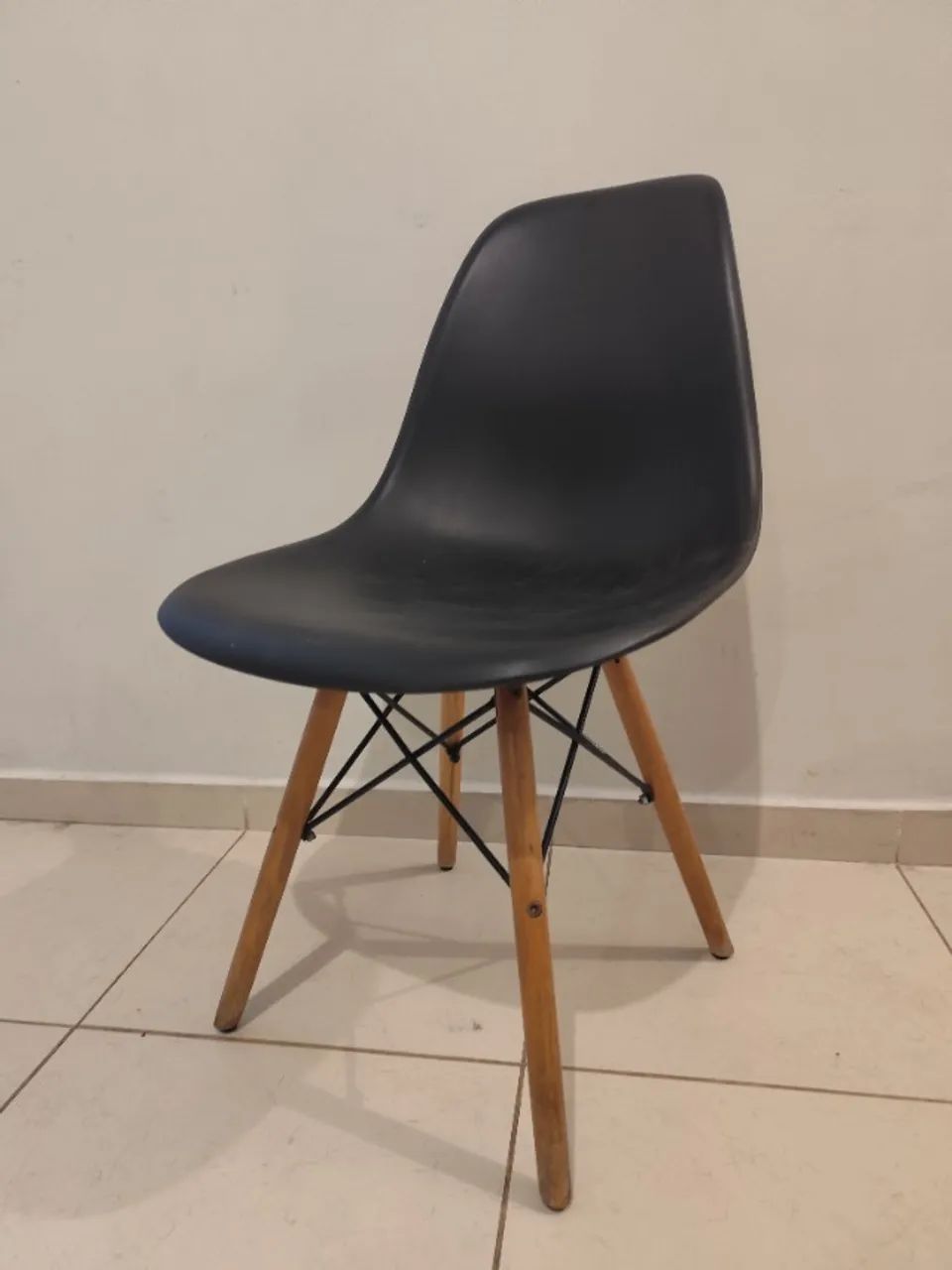 Conjunto de 4 cadeiras Eames - Pretas ( Usadas )