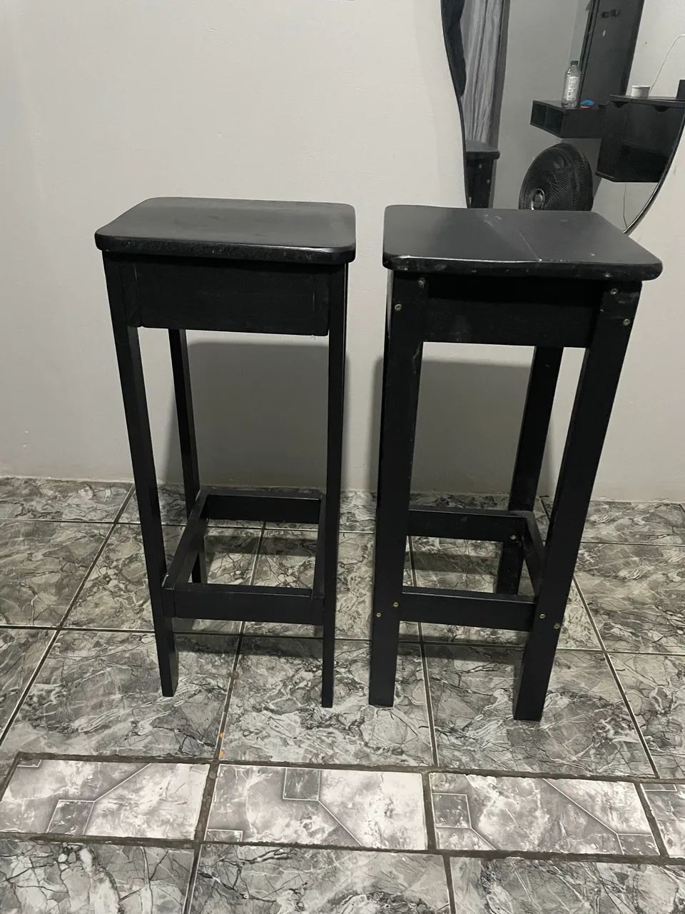 Vendo bancos pretos 50,00 cada