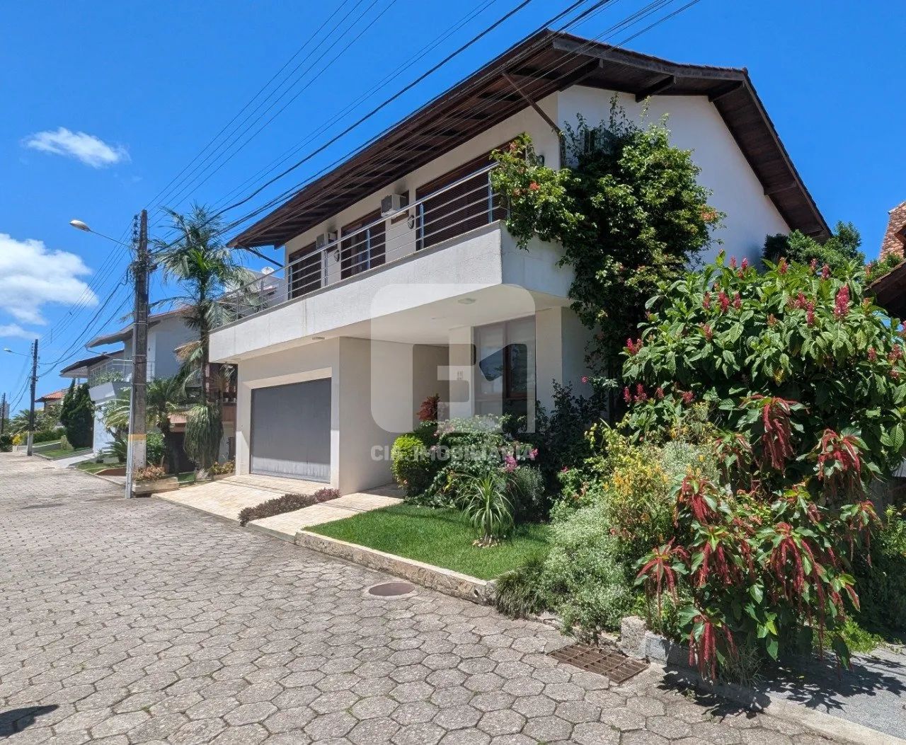 Casa de 4 dormitórios em Coqueiros - Foto 2
