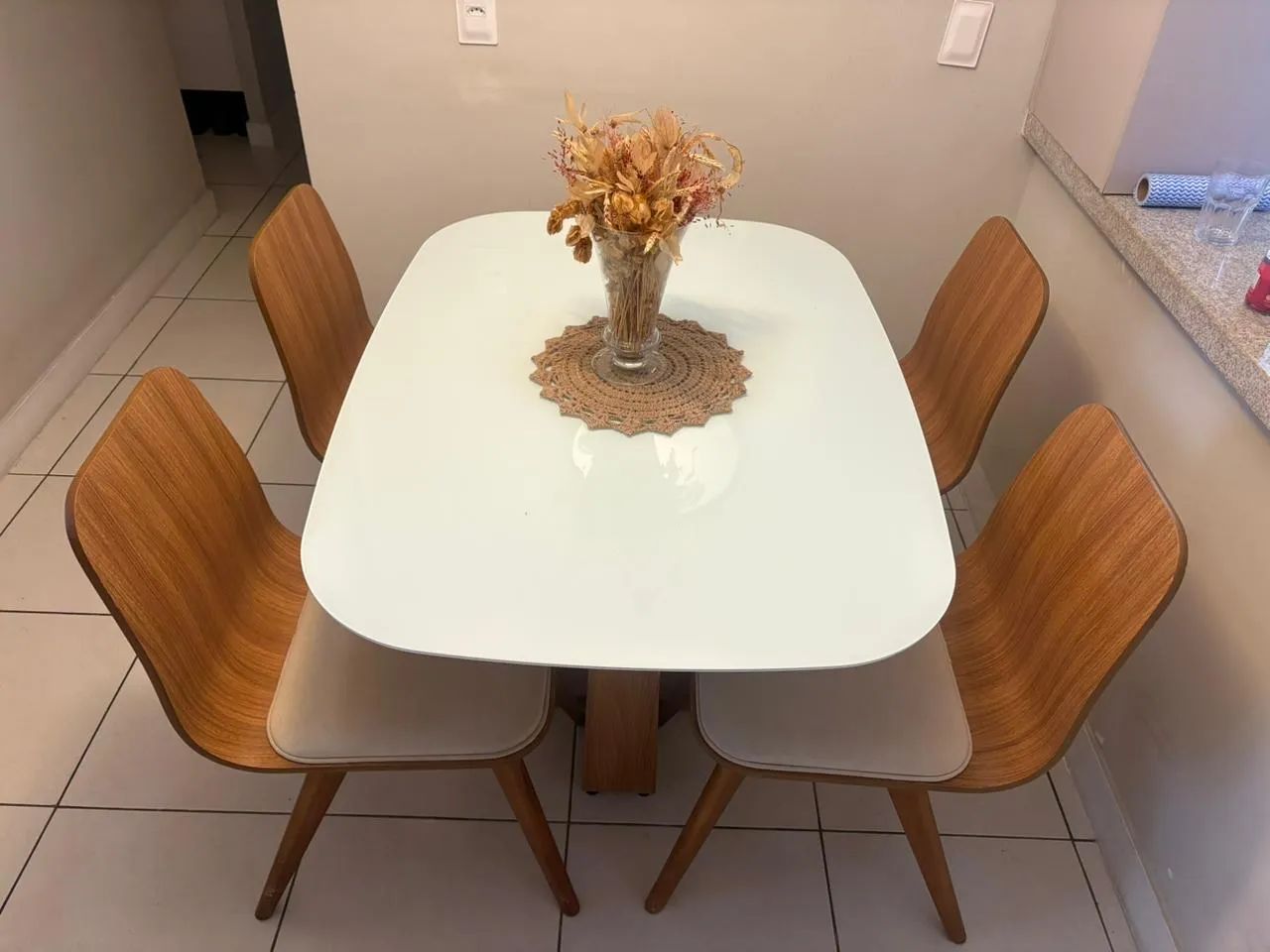 MESA DE JANTAR E CADEIRAS