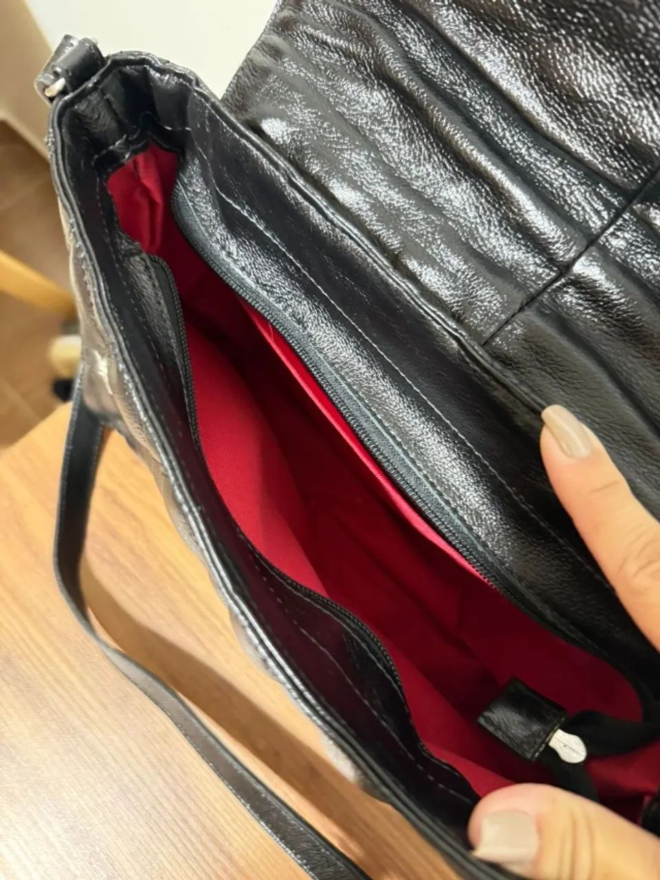 Bolsa em couro legítimo na cor preta - Foto 3