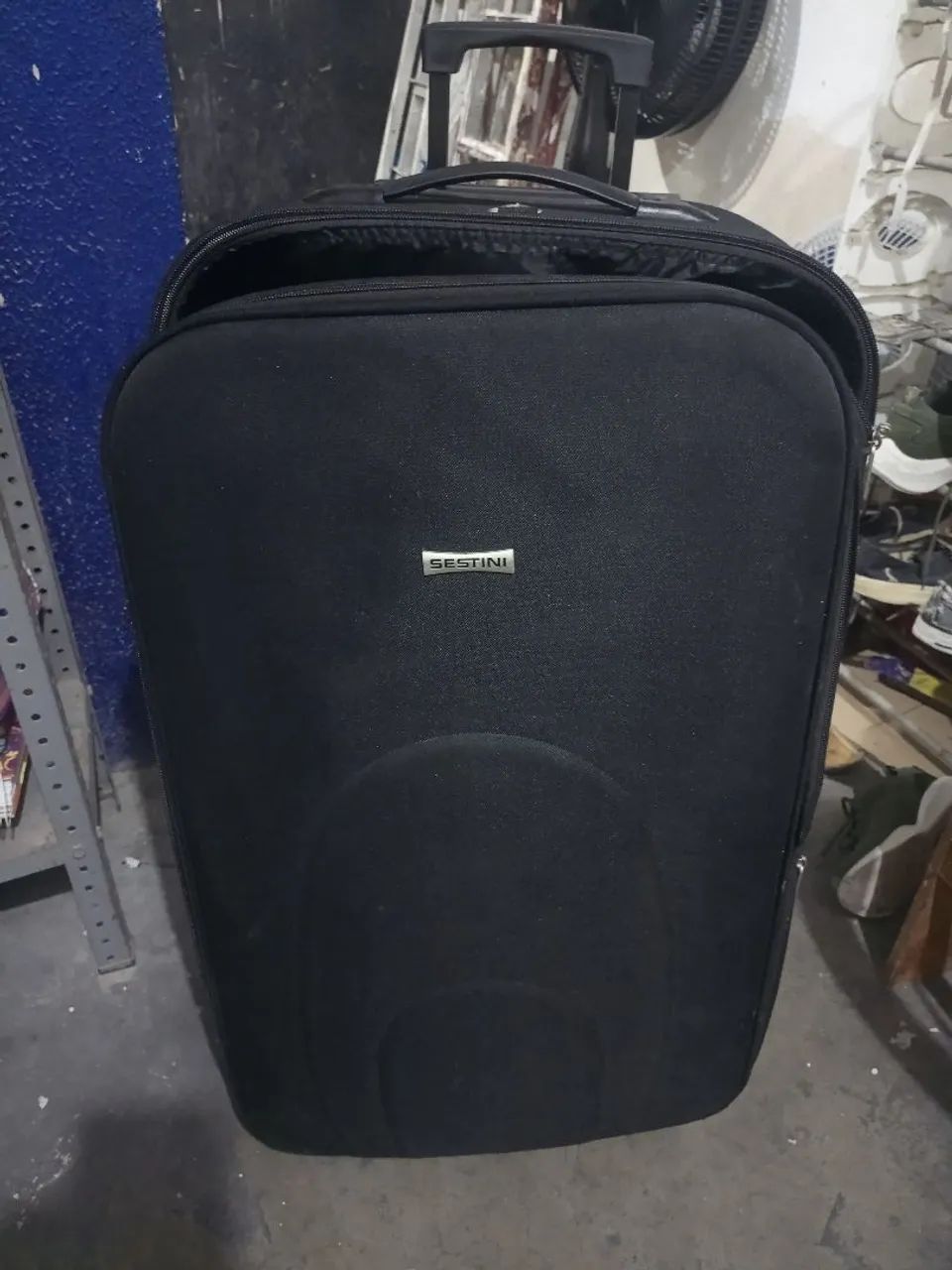 Vendo uma mala média em estado de nova.