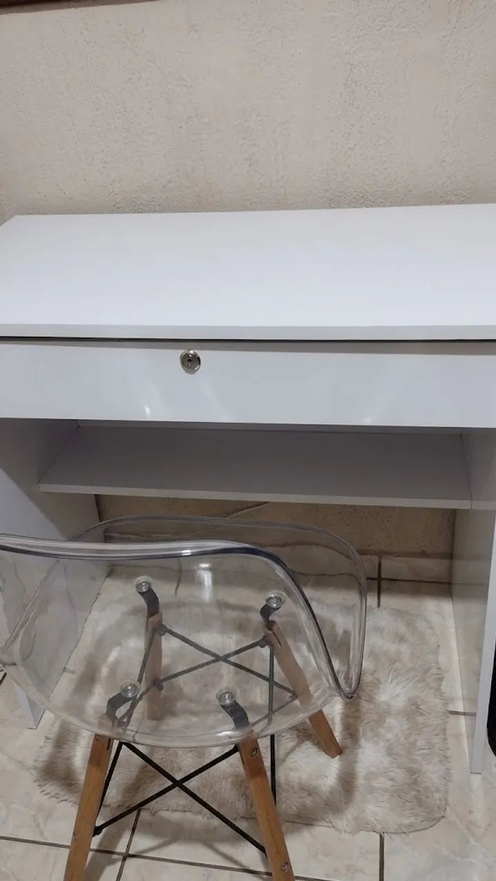 Escrivaninha Branca Compacta com Gaveta e Chave 