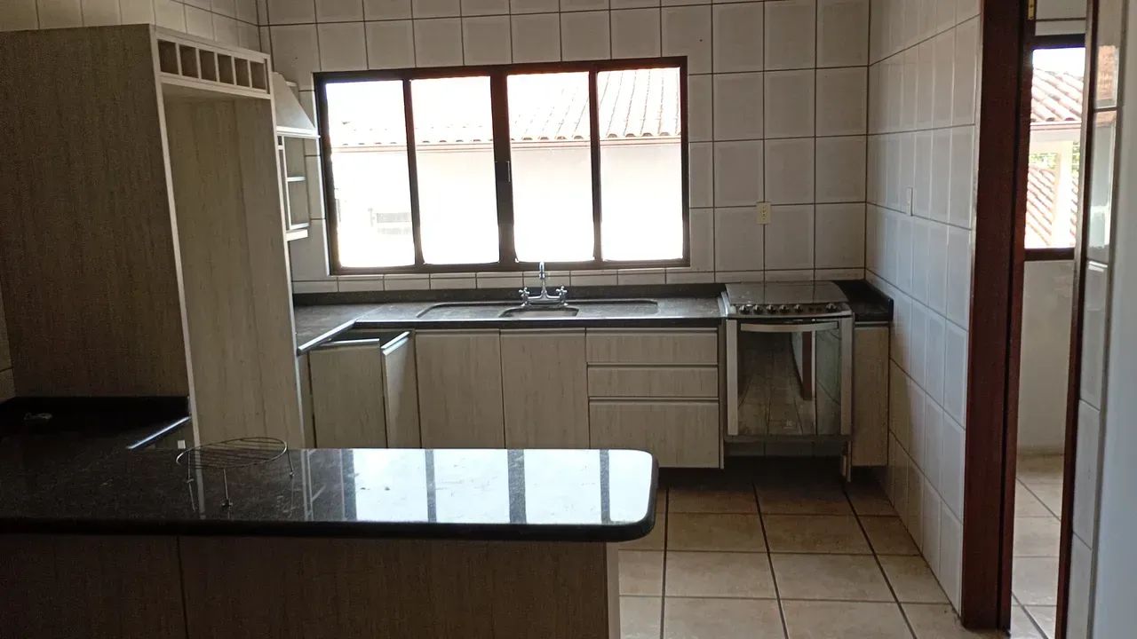 Sobrado com suite c/closet, sacadas, ar cond/armários/jardim e area comercial - Foto 4
