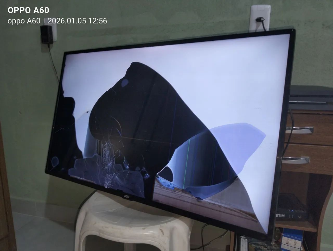 TV AOC 43 polegadas tela quebrada, porém, funcionando certinho!