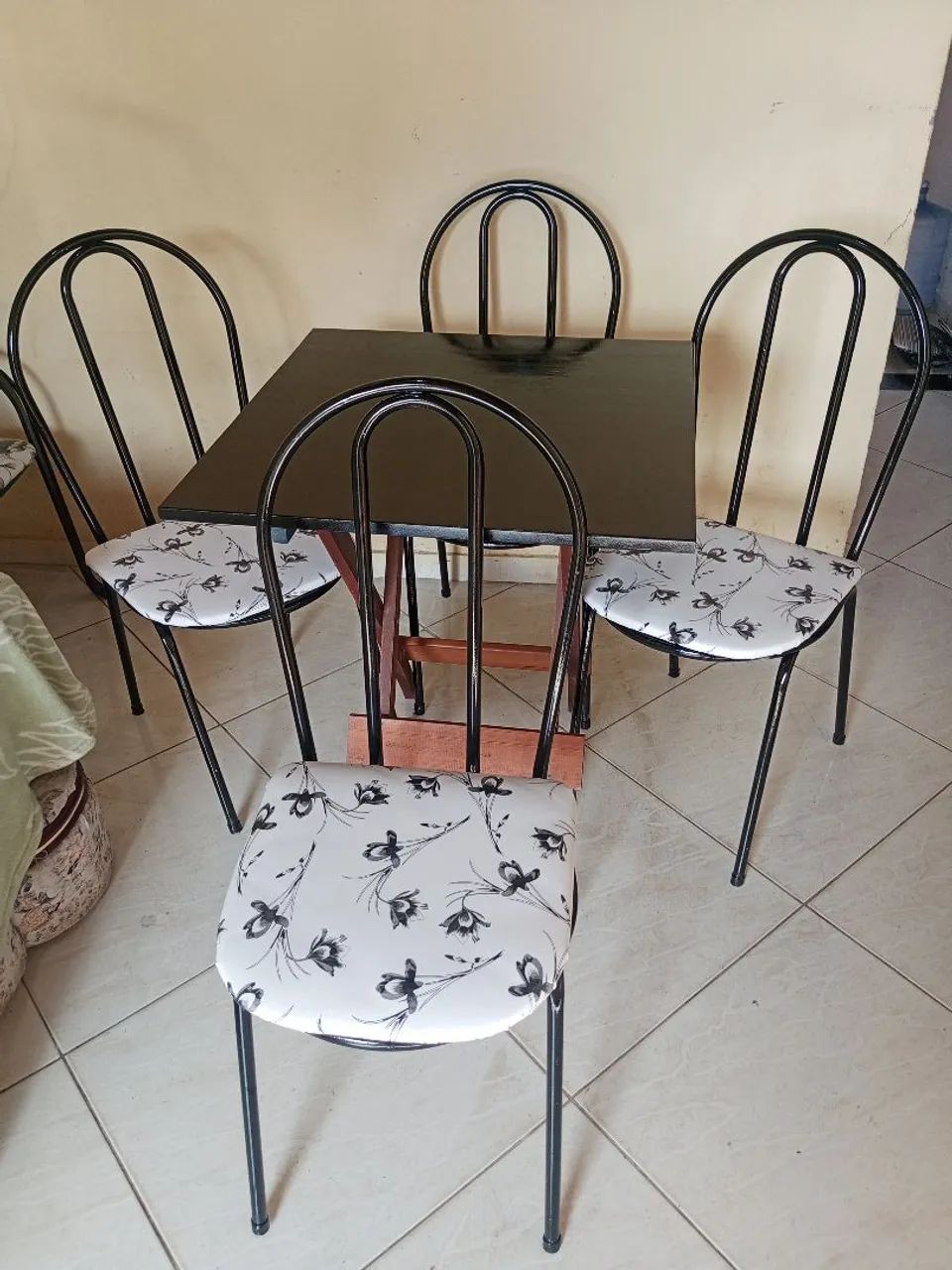 mesa de mármore com as 4 cadeiras  - Foto 4