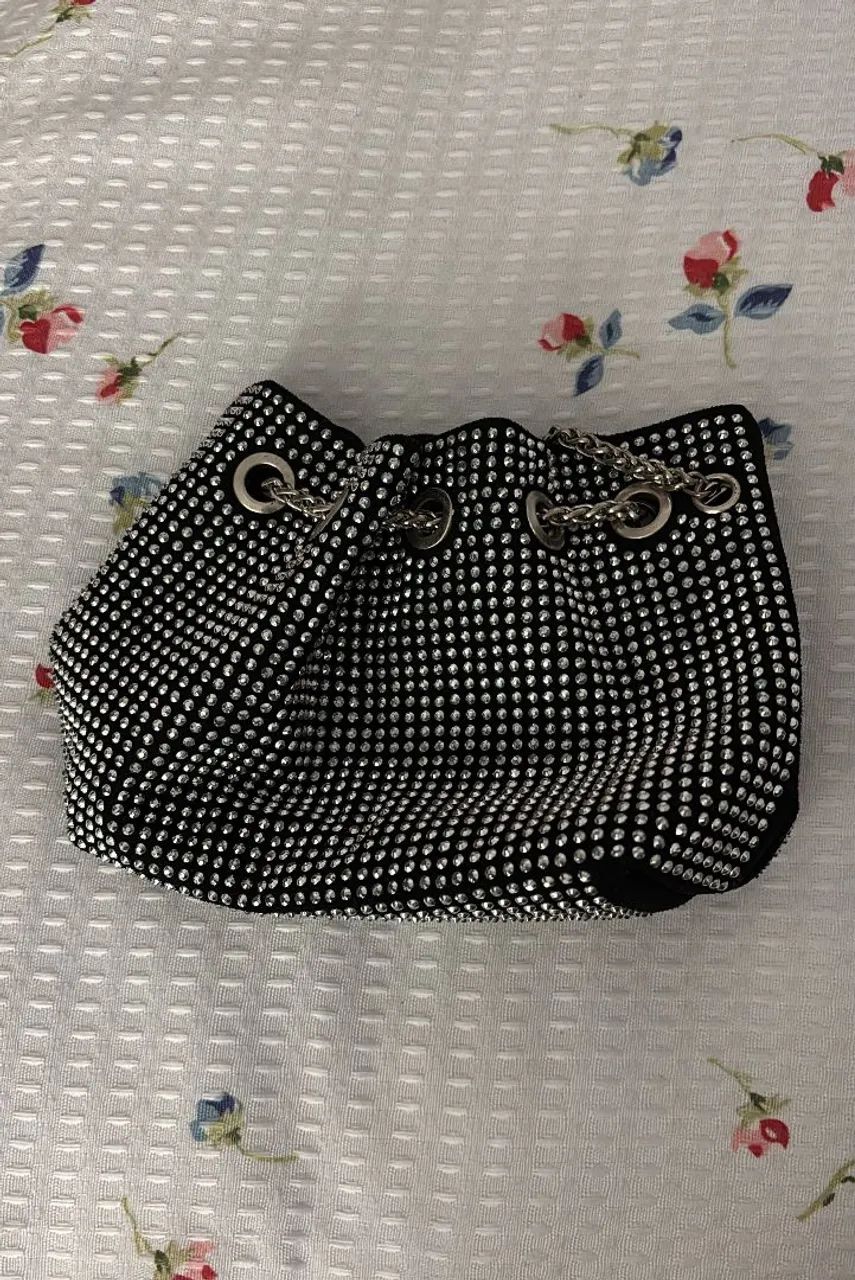 Bolsa saco preta com strass e corrente prateada