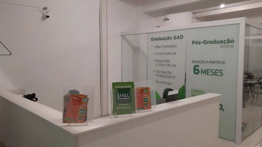 Mesas,  cadeiras, balcão de recepção