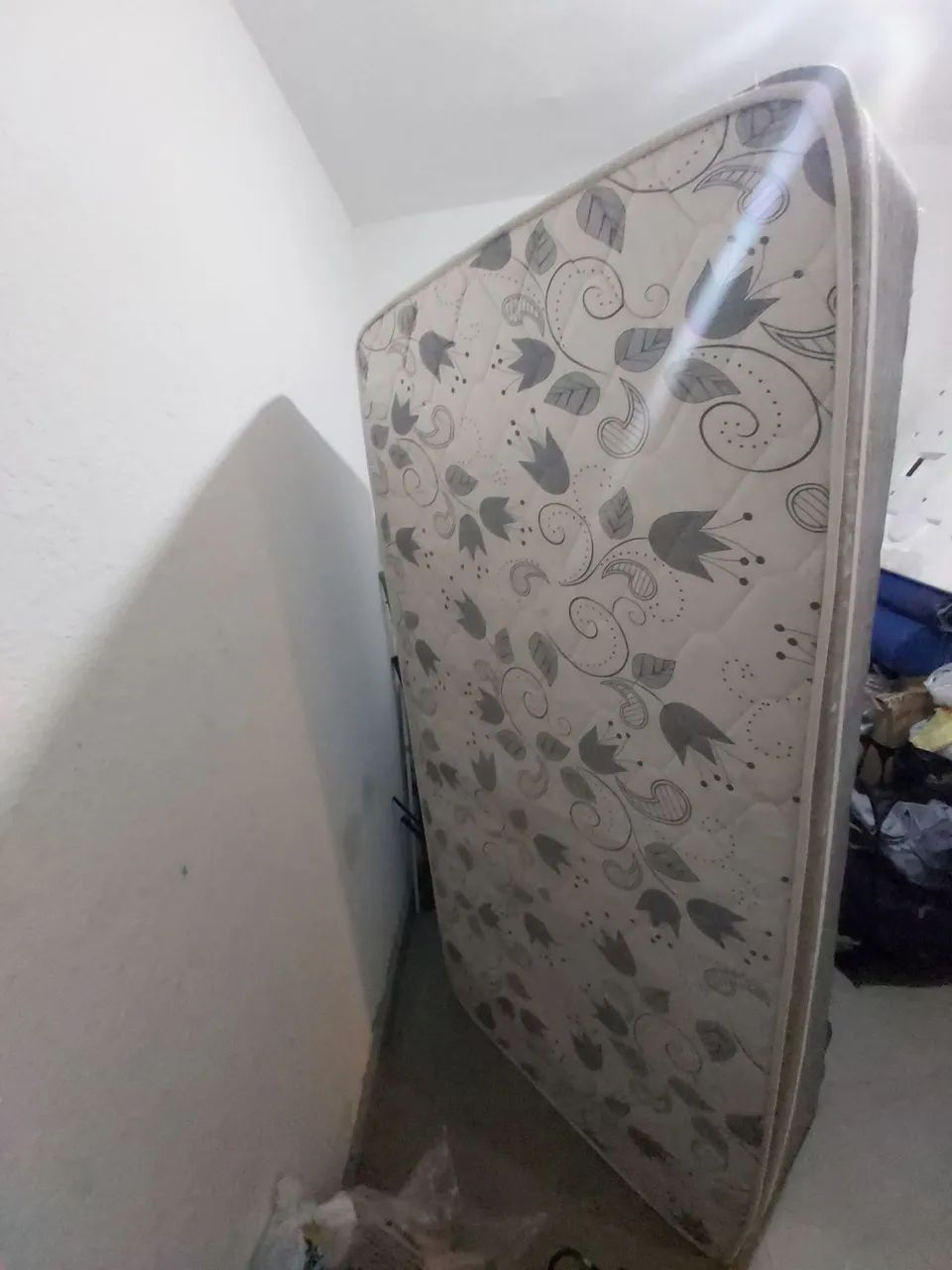Cama com colchão solteiro 