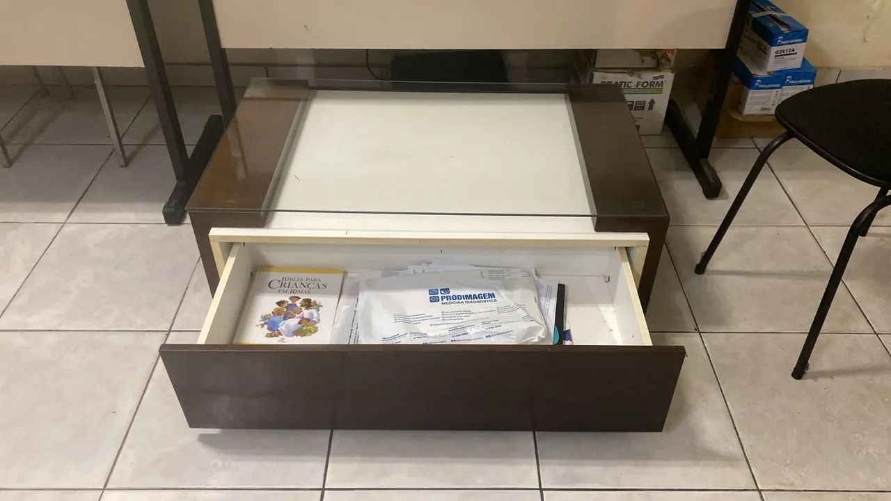 Mesa de Centro com Tampo de Vidro e Gaveta - Design Moderno