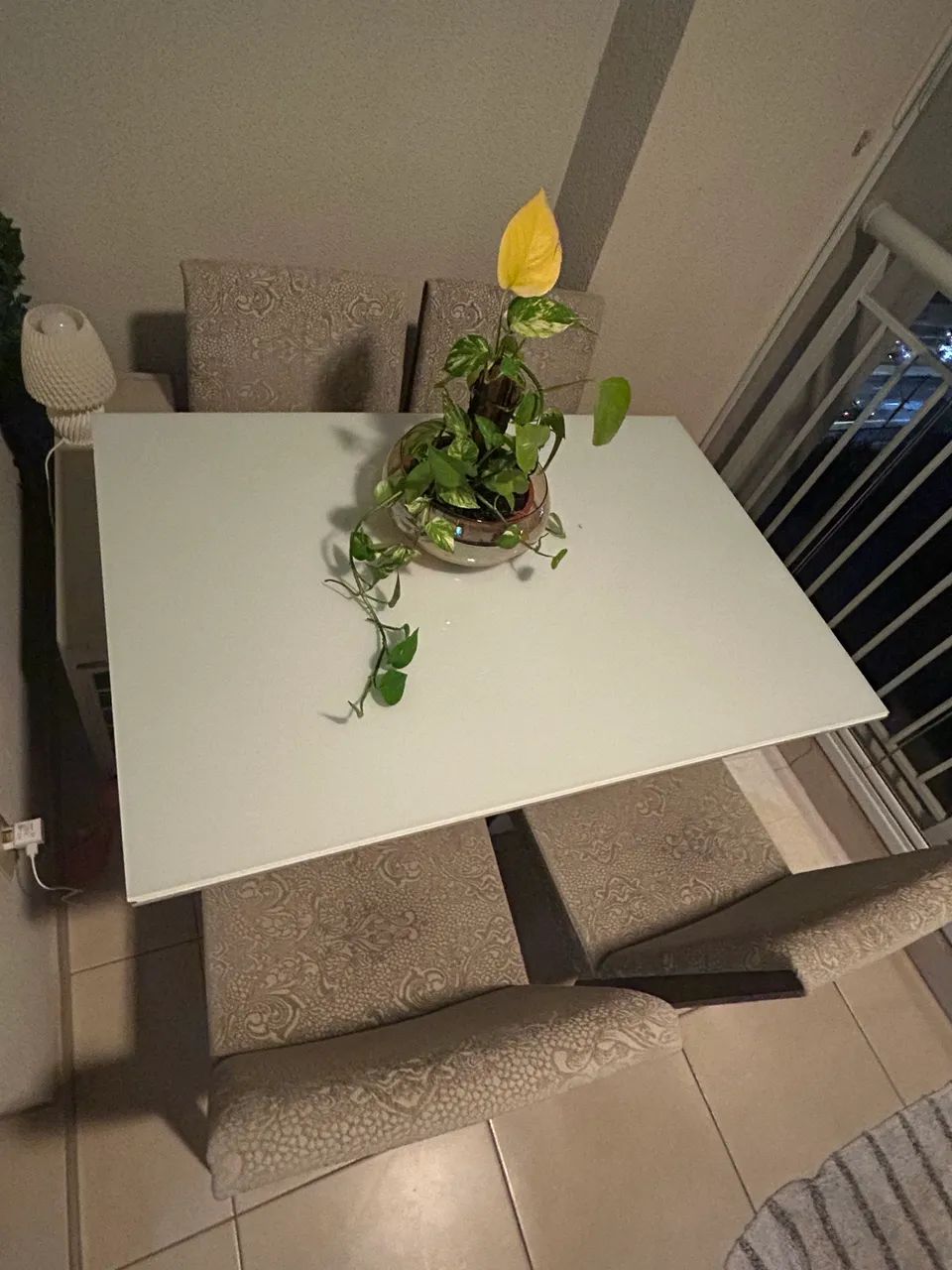 Mesa com 4 cadeiras 