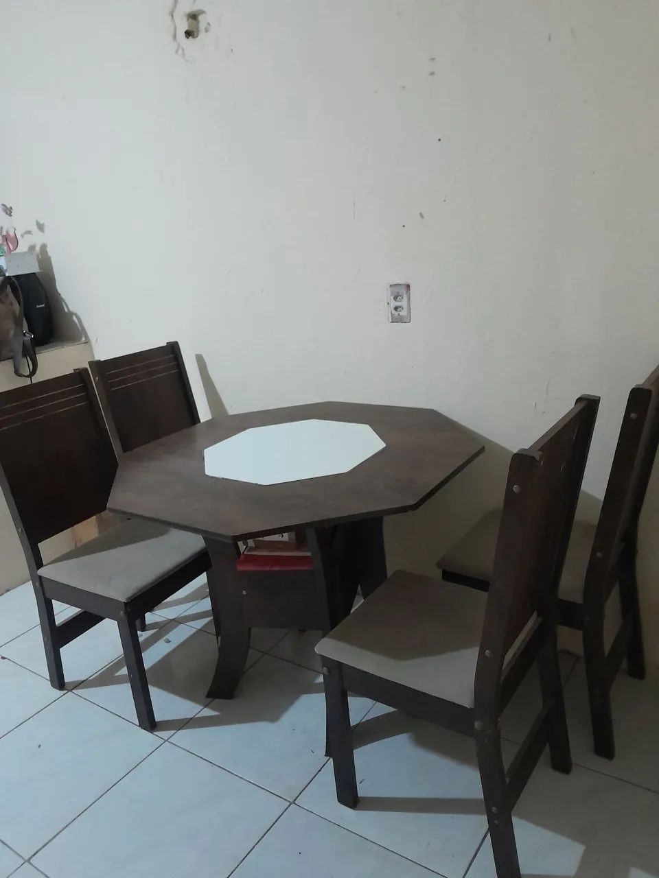 Mesa de jantar com 4 cadeiras