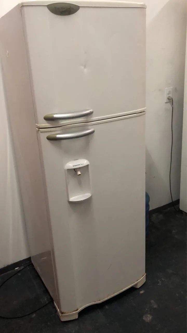 Vendo geladeira com defeito - Foto 2