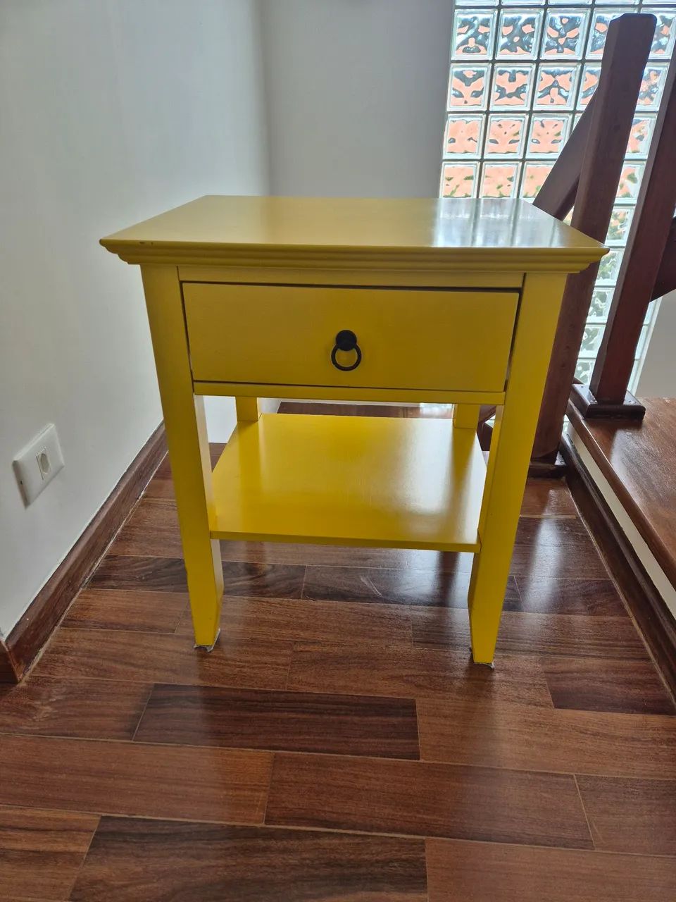 Mesa de cabeceira amarela