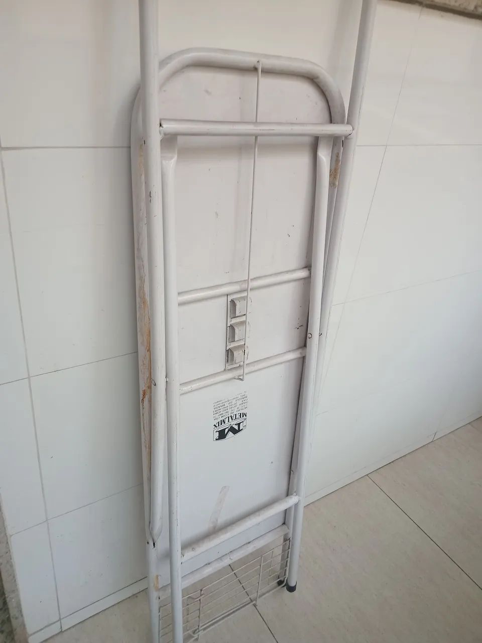 Mesa de passar roupa de metal usada - Foto 2