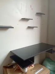 Mesa de estudo com prateleira 
