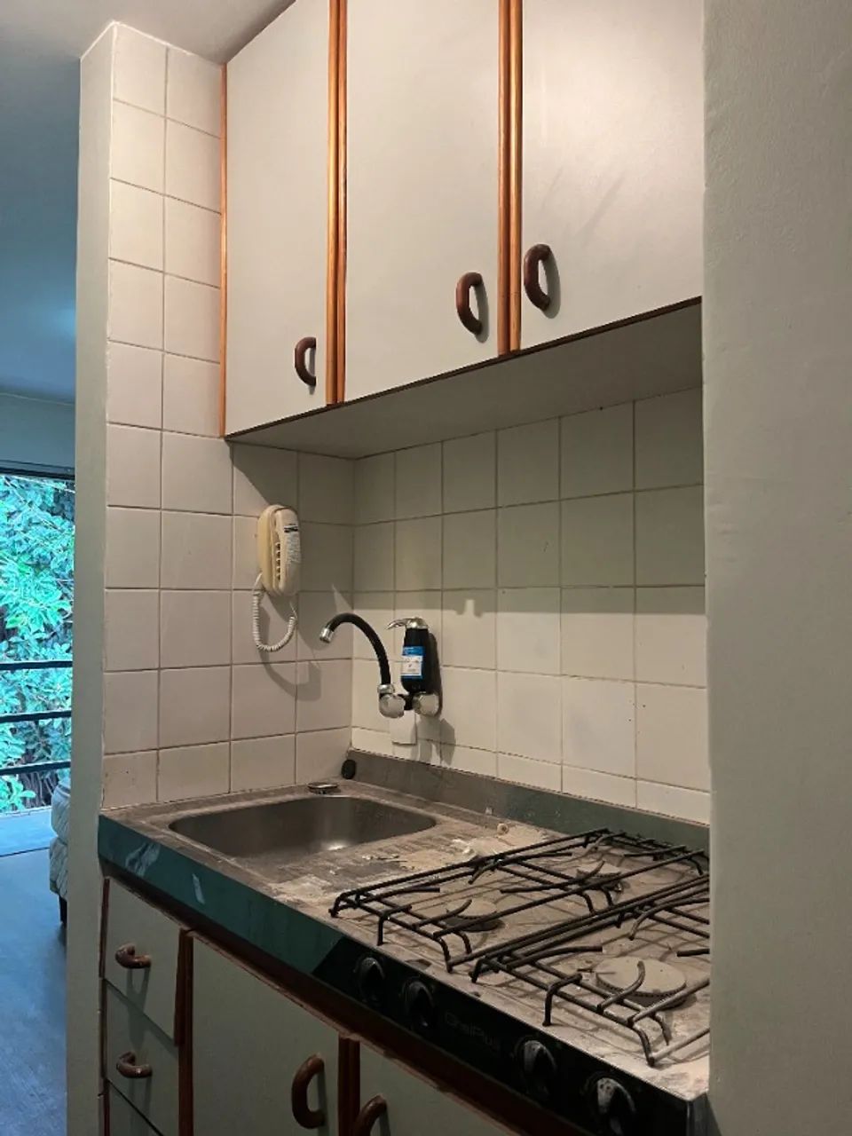 Bancada de cozinha com armários