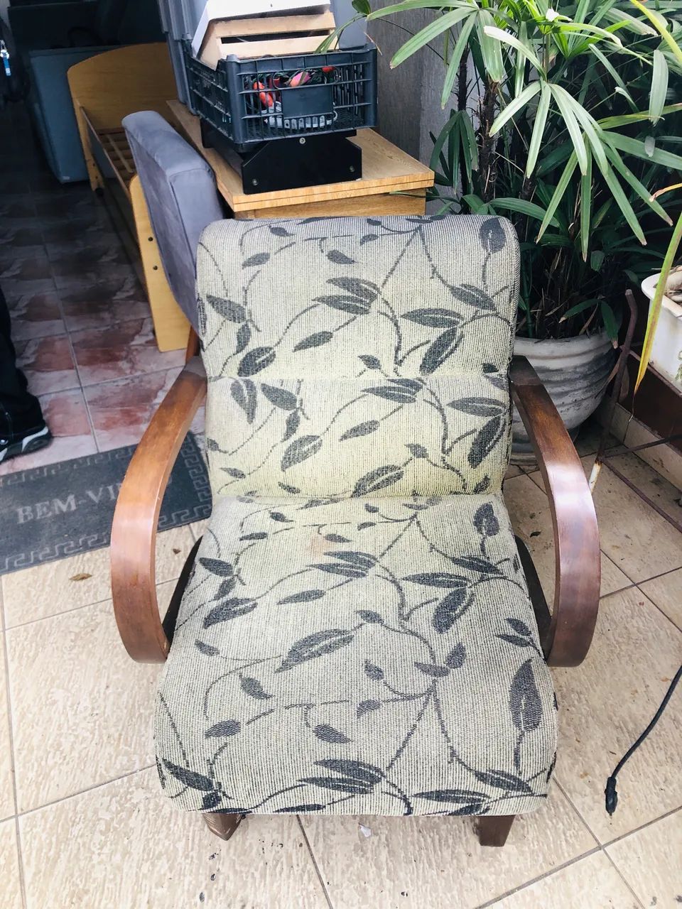 2 Poltronas Estofadas Braço Madeira - Tecido Estampado - Foto 2