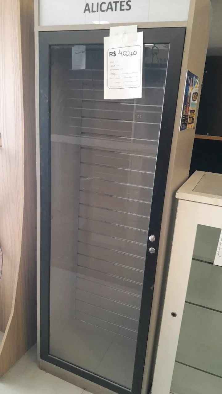 Móvel Expositor para Alicates de Cutícula | Porta de Vidro | R$ 400