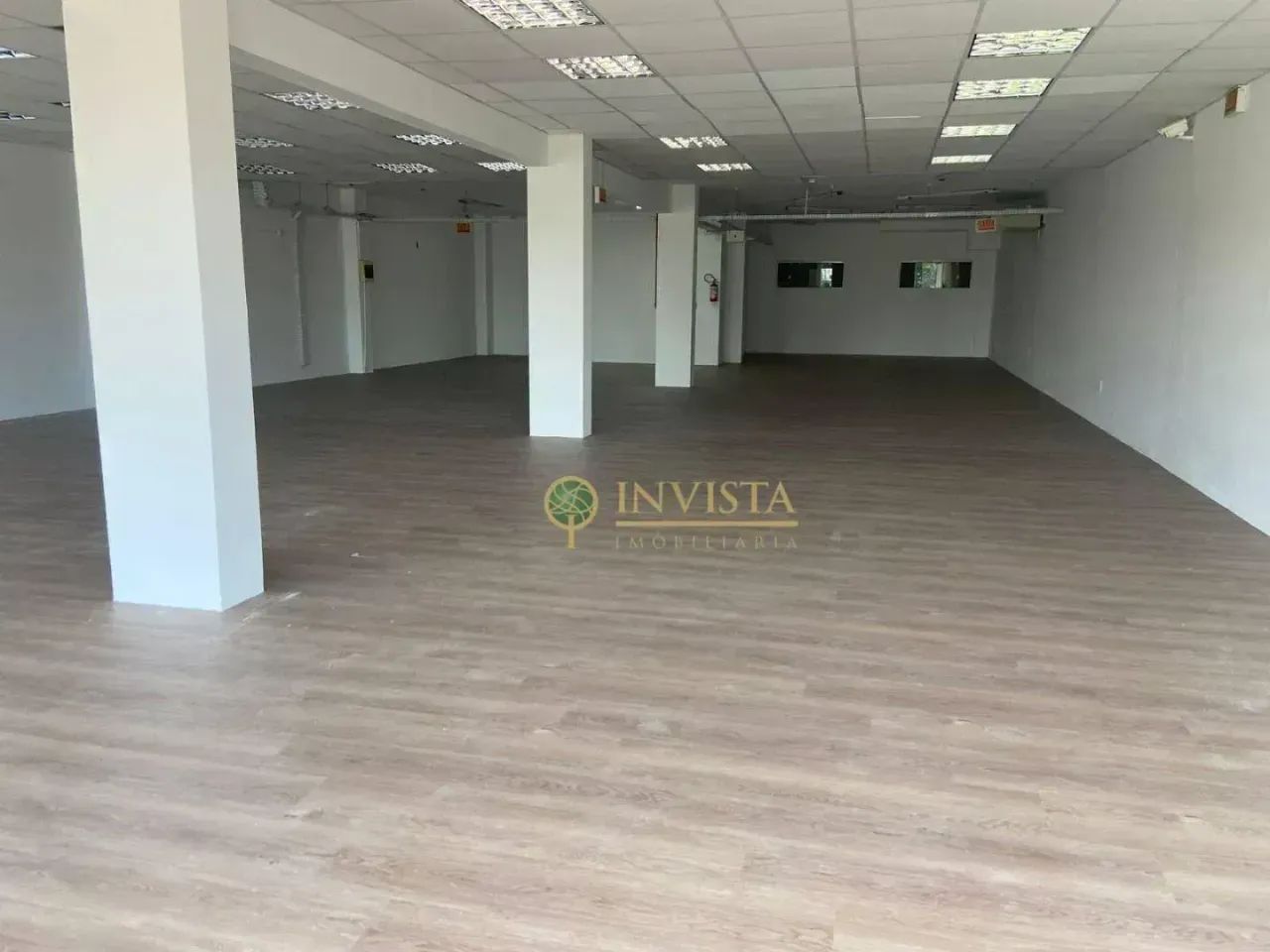 Sala Comercial com 250 m² e 2 vagas - Locação no bairro Saco Grande.