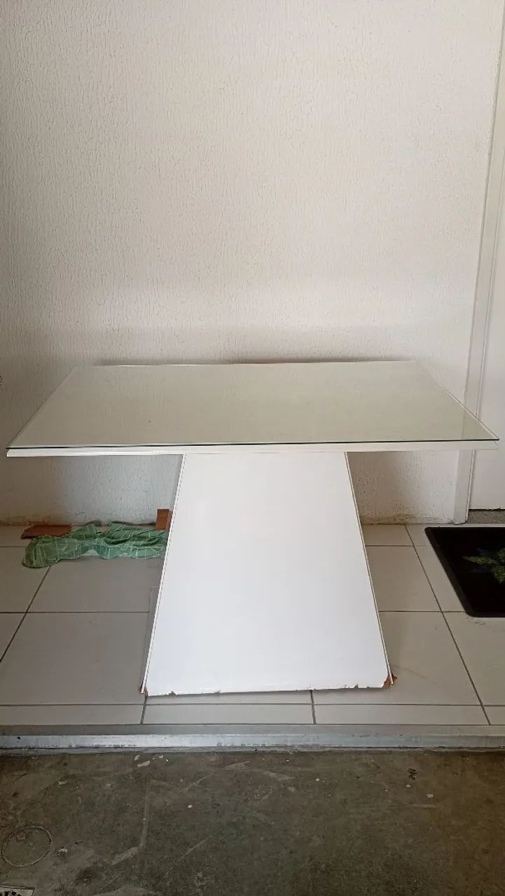 Mesa de madeira com vidro 