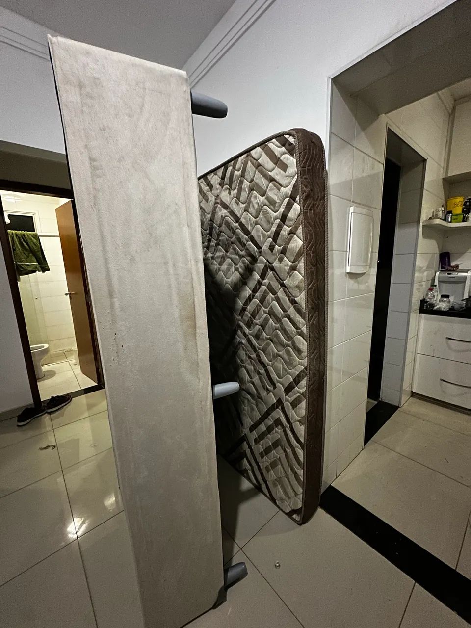 Cama de Casal em Bom Estado - Confortável e Resistente - Foto 3