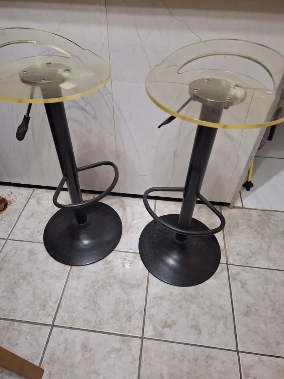 Vendo lindos banquetas de balcão  - Foto 2