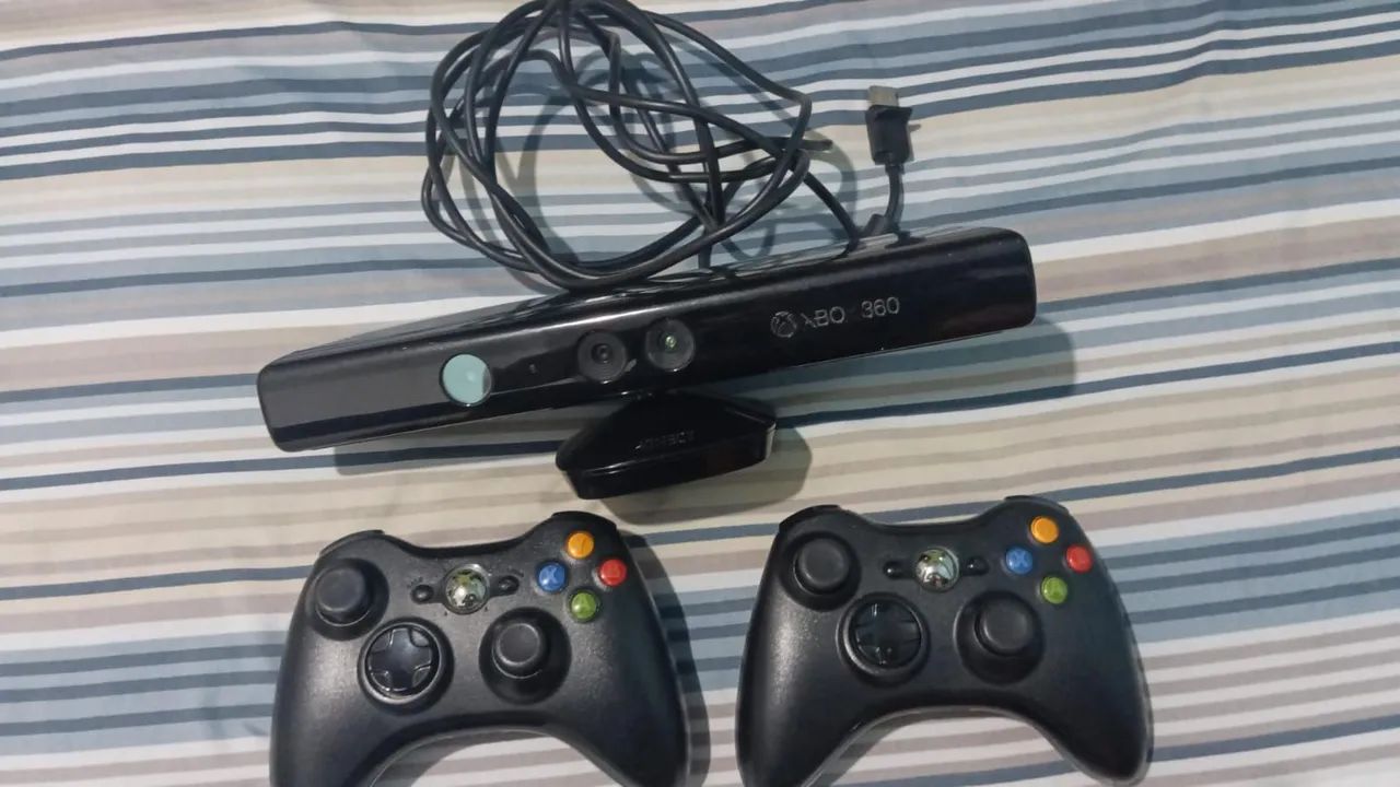 2 controles originais Xbox 360 e sensor kinect