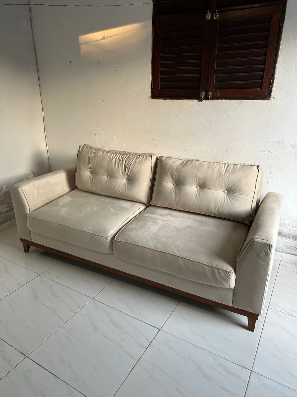 SOFÁ DE TRÊS LUGARES - BEJE CLARO - Foto 2