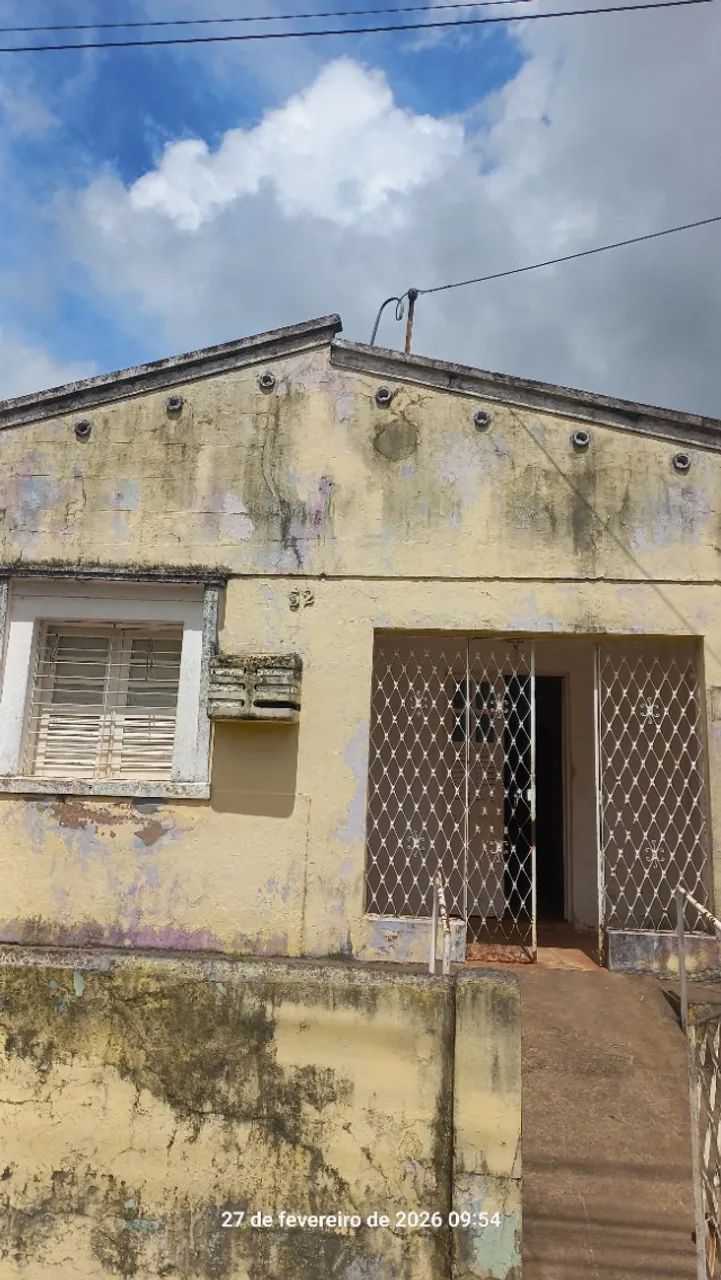 Casa perto do Centro com ótimo terreno. Escriturada. Ideal para empresa.