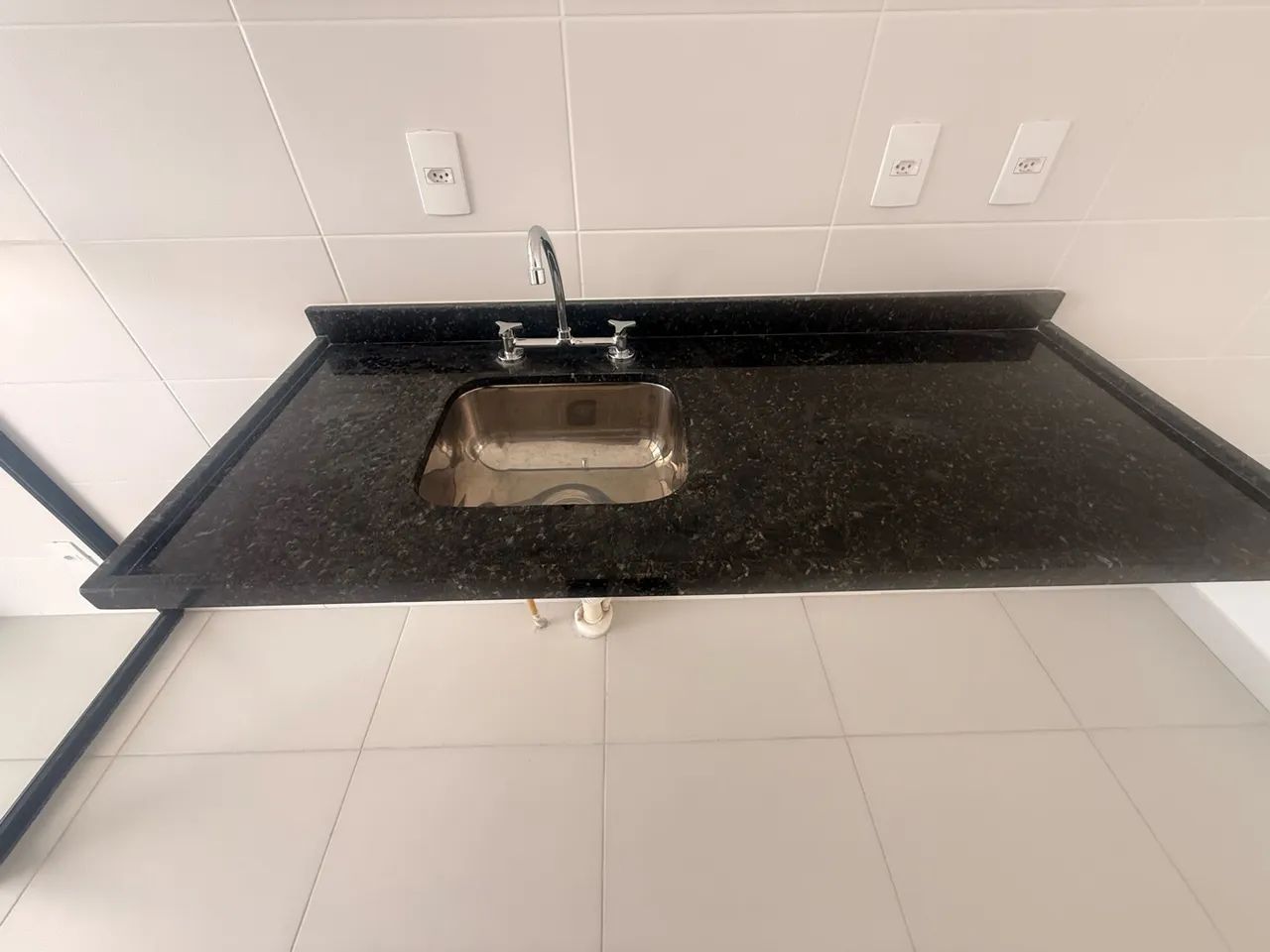 Pia granito com Cuba e torneiras - Foto 3