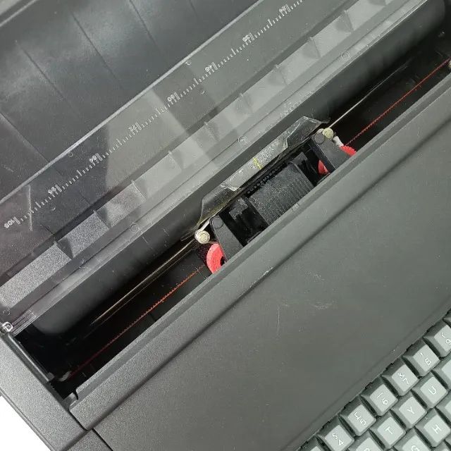 Máquina de escrever Olivetti elétrica - Foto 4