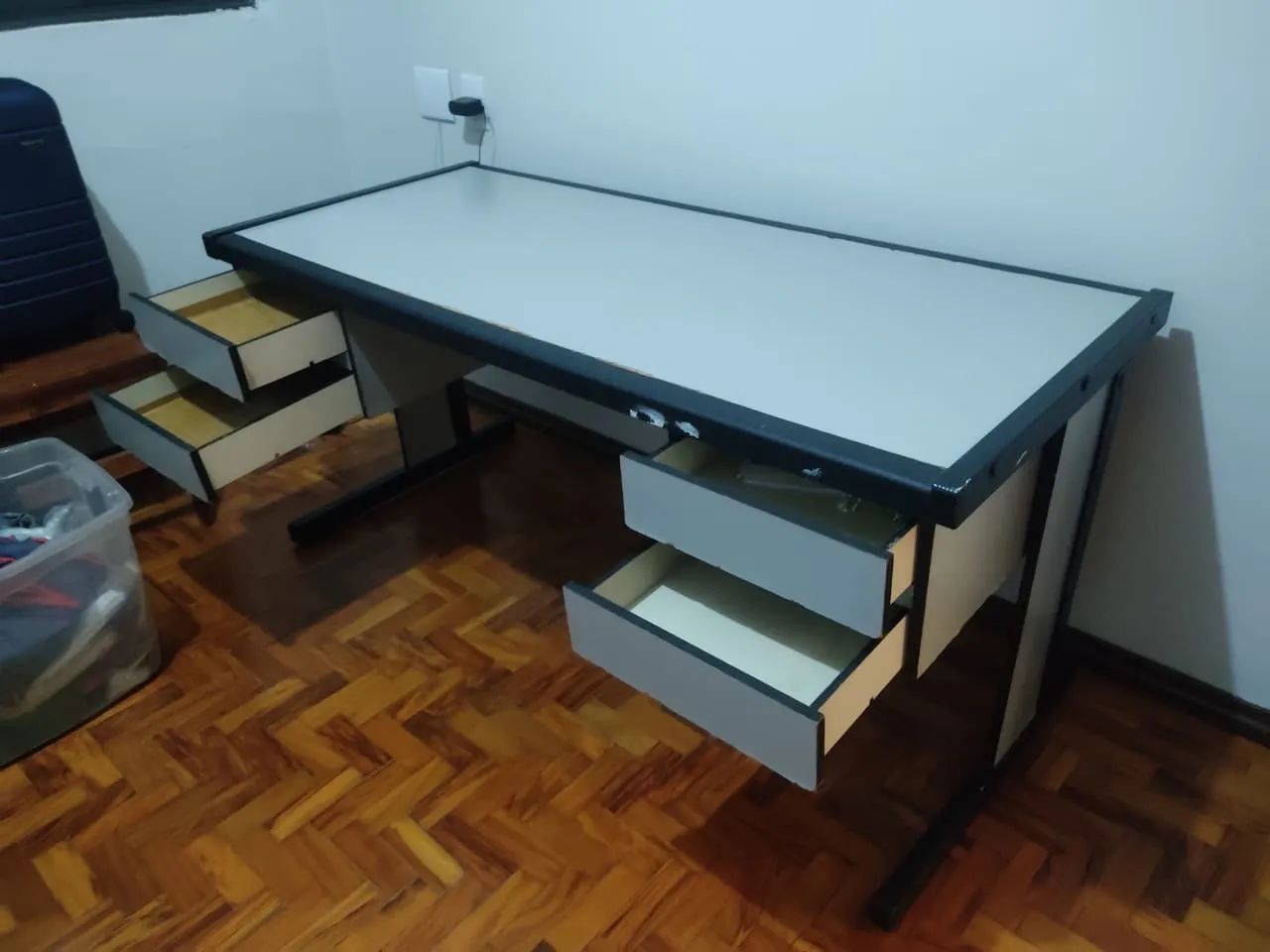 VENDO MESA DE ESCRITÓRIO COM 4 GAVETAS - Foto 2