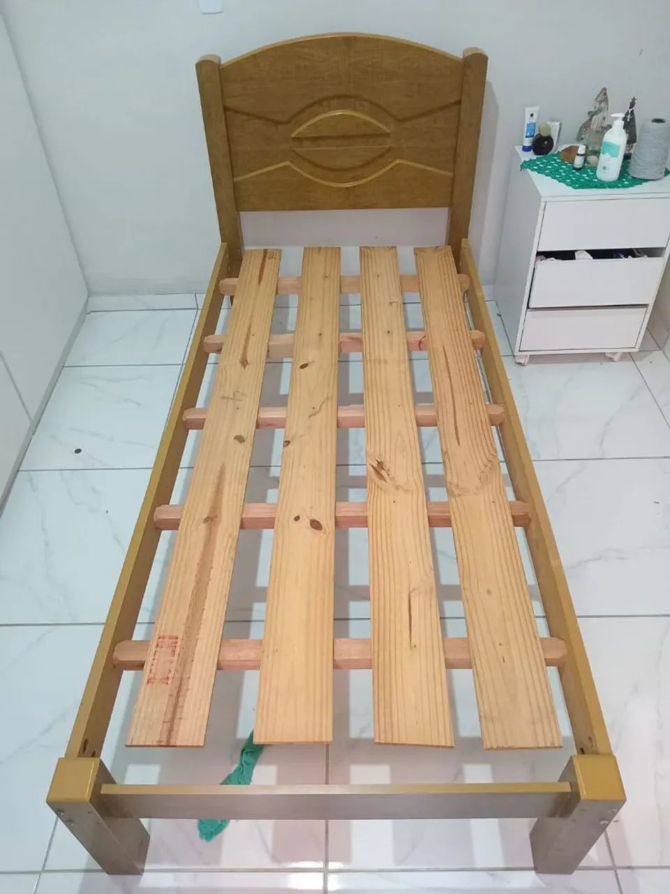 Vendo cama de solteiro 