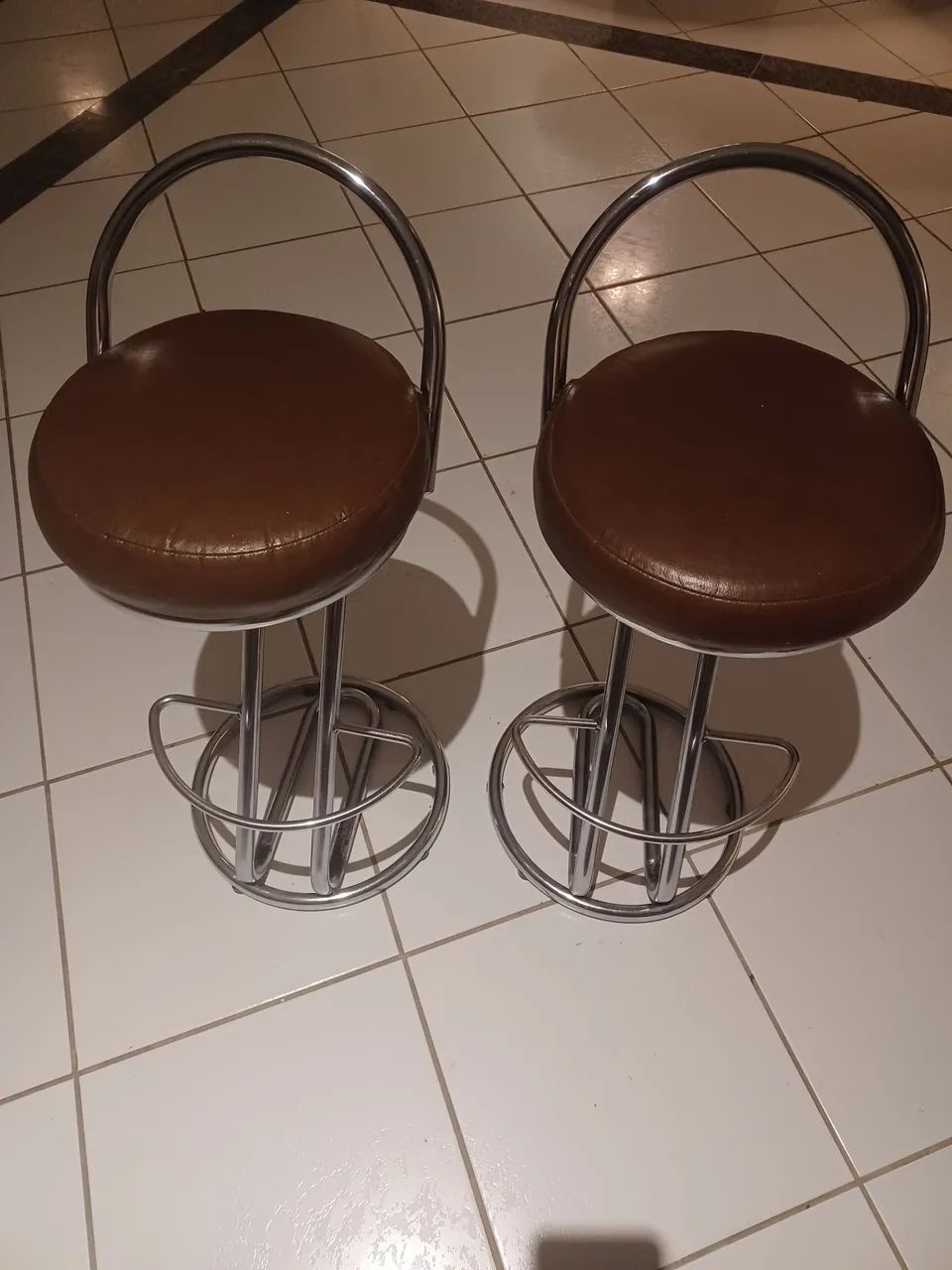 Par de banqueta assento  inox acolchoada corino