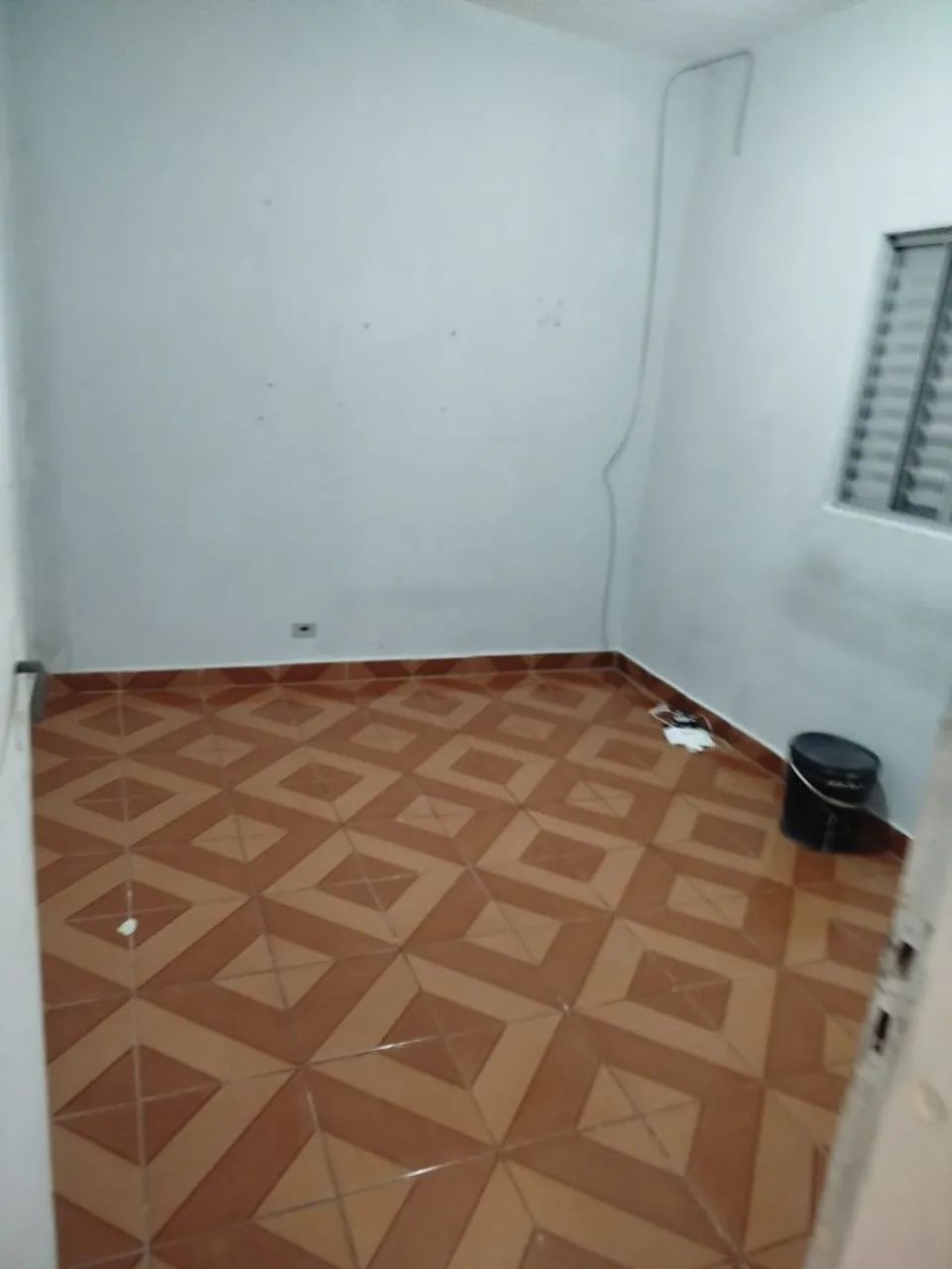 Aluga-se casa 2 cômodos com banheiro - Foto 3