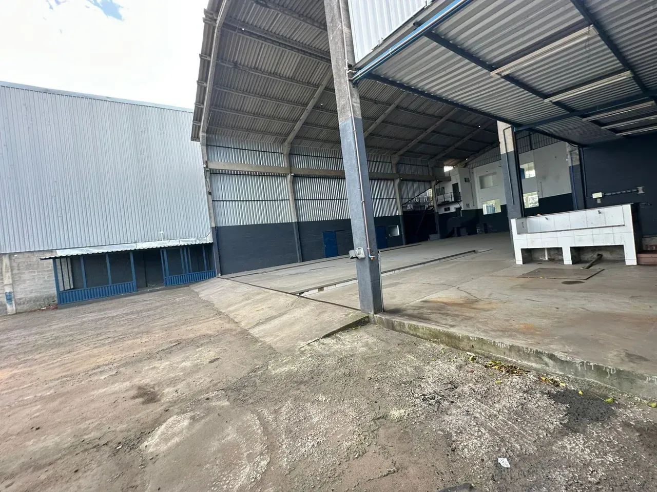 Galpão de 650m² com 150m² de escritórios e pátio de manobra - Foto 5